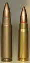 Cartucho 7,62×45mm (esquerda) e cartucho 7,62×39mm (direita).