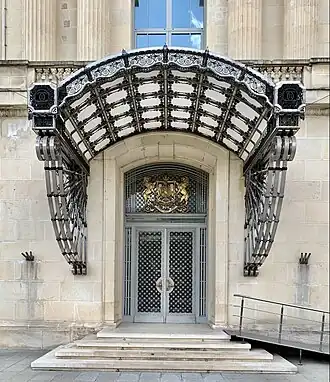 Porta classicista despojada do Palácio Real de Bucareste, agora o Museu Nacional de Arte da Romênia