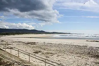 Praia de Vila Praia de Âncora vendo-se em fundo território da Freguesia de Âncora