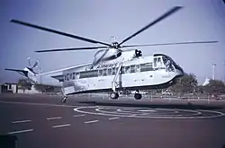 Um helicóptero S-61L da Los Angeles Airways partindo do heliporto da Disneyland, agosto de 1963