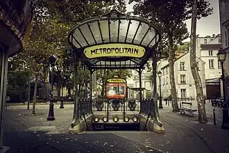 Edícula Guimard na entrada da estação.