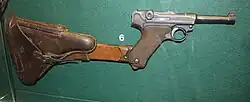 Pistola Luger com os coldres de madeira e couro como coronha e apoio da coronha, respectivamente.