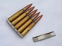 Dois clips do tipo "stripper" para o cartucho calibre 7,92×57mm Mauser, um municiado e outro vazio.