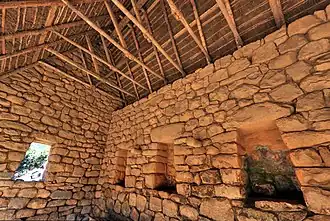 Vista do interior da cobertura de uma habitação Inca em uma das casas reconstruidas no Machu Picchu.