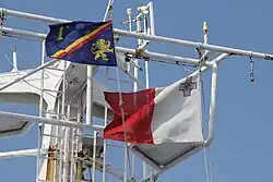 Mastro do navio ro-ro italiano Barbara Krahulik tendo içados o distintivo do respetivo armador (companhia de navegação Tirrenia) e a bandeira de cortesia do estado visitado (bandeira nacional maltesa)