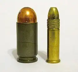 Um 9×18mm Makarov comparado a um .22LR com bala de ponta oca.