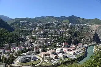 Vista parcial de Artvim com a Universidade Artvin Çoruh em primeiro plano