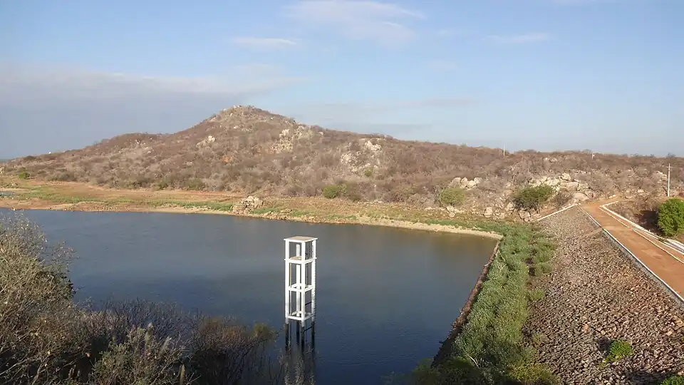 Espelho d'água do reservatório.