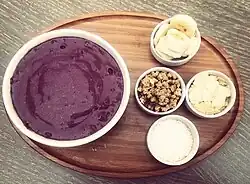 tigela de açaí com frutas