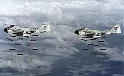 Caças A-6A Intruder da marinha americana em missão de bombardeio em 1968.