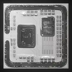Um Ryzen 5 5600X sem tampa. Apenas um CCD de 6 núcleos está presente. Os contatos para um segundo CCD são visíveis.