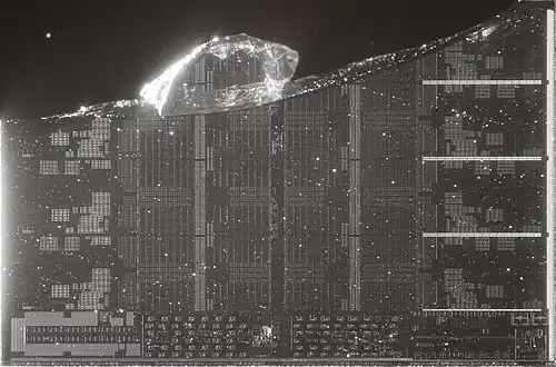 Close do CCD, feito sob iluminação infravermelha. Esta matriz foi danificada pelo processo de remoção da tampa.