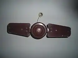 Um ventilador de teto de duas pás da Índia