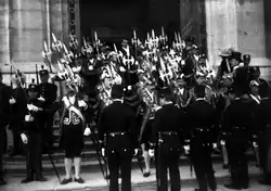 Archeiros à entrada do Palácio das Cortes, aguardando a chegada do rei D. Manuel II para a sessão de abertura do parlamento, 1908.