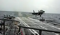 Um caça MiG-29K pousando no Vikramaditya.