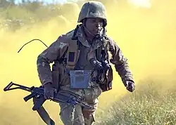 Um militar sul-africano durante um exercício de treinamento.