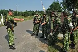 Soldados ucranianos com equipamentos soviéticos em 2013, antes da Crise da Crimeia