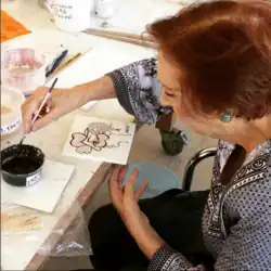A artista a produzir uma de suas obras.