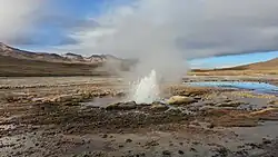 um gêiser entrando em erupção, expelindo água quente para fora.