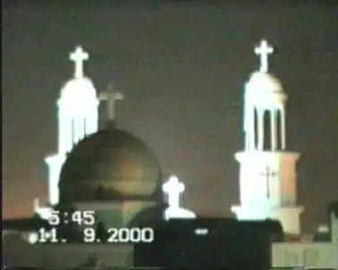 No dia 11, os minaretes e a cúpula frontal aparecem iluminados por luzes de origem desconhecida, presumivelmente provenientes da aparição mariana