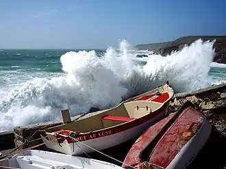 Mar agitado em Pors-Loubous, um pequeno porto em Plogoff, Brittany, França.