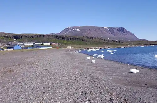 Litoral e montanhas em Qeqertarsuaq