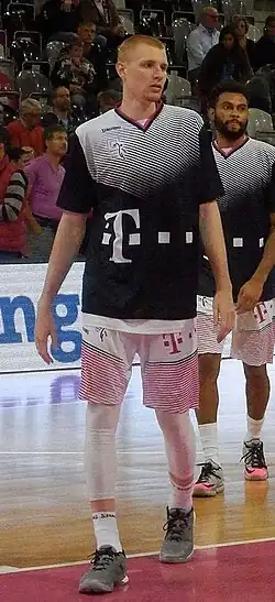 Aaron White jogando pelo Telekom Baskets Bonn, em 2015