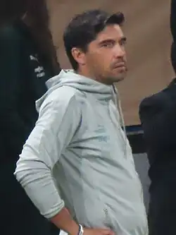 Um homem olhando para a direita, com cara de concentrado.