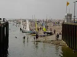 A praia de Aberdyfi durante um feriado