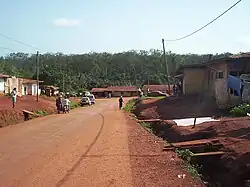 Abong-Mbang, Camarões, vista para o norte a partir de Quartier Haussa em direção ao Rio Nyong