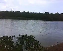 O río Acaray atravessando Minga Guazú.