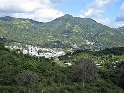 Vista de Adjuntas e suas montanhas