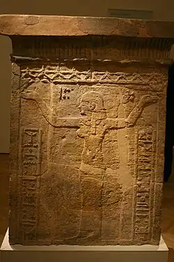 Pedestal de barco exposto no Museu Egípcio de Berlim, encontrado em Wad ben Naqa.