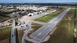 Vista aérea da pista de aviação da Penina, com a aldeia de Montes de Alvor ao fundo.