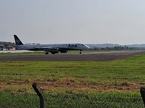 Avião da empresa Azul Linhas Aéreas Brasileiras na pista do aeroporto