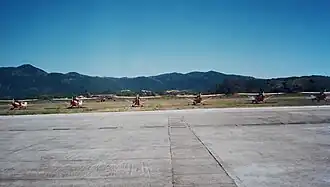 Do pátio de manobras para a pista (ao fundo) com os aviões da "Escola de Pilotagem de Maricá" em formação.
