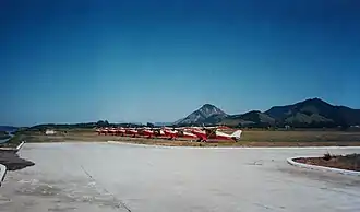 Do pátio de manobras para a pista (à direita) com os aviões da "Escola de Pilotagem de Maricá" em formação.