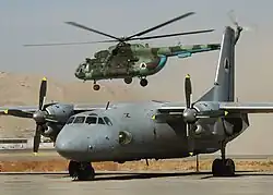 Um helicóptero Mi-17 e um avião An-26 afegãos.