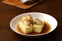 Tofu envelhecido, tofu frito em caldo dashi