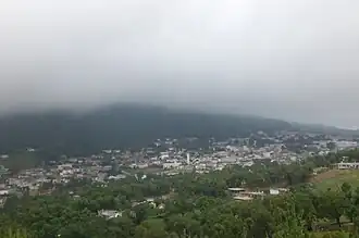 Vista de Aïn Draham num dia de nevoeiro