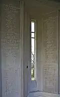 Nas paredes, estão gravados em pedra o nome dos homenageados, organizados por nacionalidade e patente.