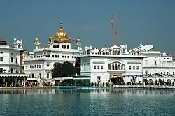 Cúpulas douradas do Akal Takht, em Amritsar, Panjabe, Índia