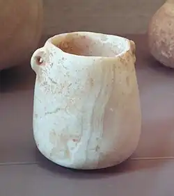 Pote de alabastro com alças, região de Bucras, 6&nbsp;500 a.C. Museu do Louvre AO 28519