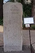 Poema memorial esculpido em granito, escrito por um professor de geografia japonês em 1914, comparando a batalha ao cerco do Castelo de Nagashino em 1575.