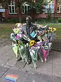 Flores na estátua em 2018, um dia antes do aniversário de 106 anos de Turing.