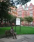 Turing Memorial com o Escritório da Faculdade de Engenharia e Ciências Físicas da Universidade de Manchester ao fundo.