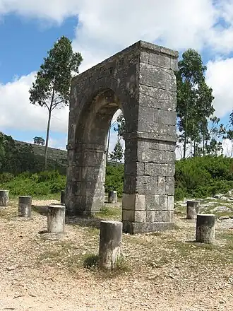 Arco da Memória, em Arrimal
