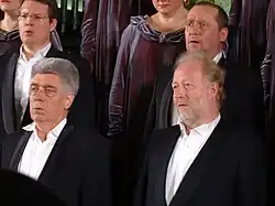 Os cantores russos baixos-profundos Alexander Ort e Vladimir Miller cantando juntos.