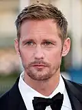 Alexander Skarsgard interpreta Perry.