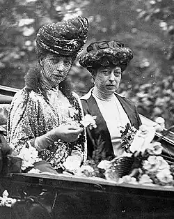 Vitória com a mãe em 1920